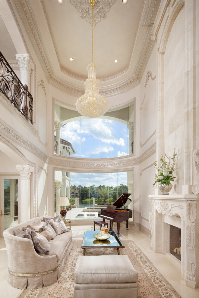На фото: огромная гостиная комната в средиземноморском стиле с музыкальной комнатой, белыми стенами и стандартным камином