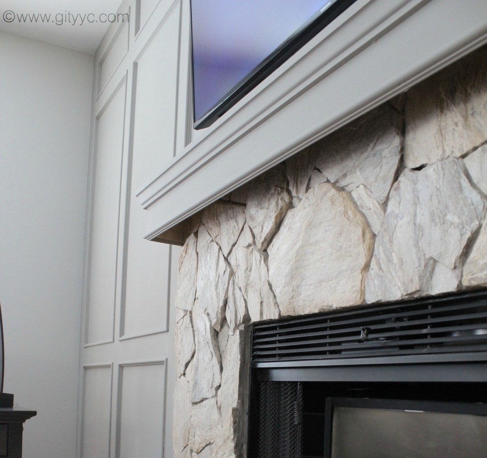 Стильный дизайн: открытая гостиная комната среднего размера в стиле неоклассика (современная классика) с серыми стенами, светлым паркетным полом, стандартным камином, фасадом камина из камня и телевизором на стене - последний тренд