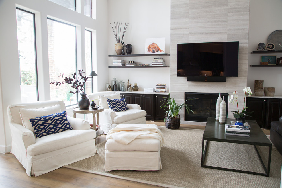 Cette photo montre un salon tendance ouvert avec un mur blanc, un sol en bois brun, un manteau de cheminée en pierre, un téléviseur fixé au mur et éclairage.