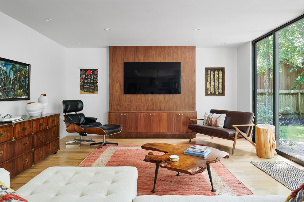Стильный дизайн: открытая гостиная комната среднего размера в стиле ретро с белыми стенами, светлым паркетным полом и телевизором на стене - последний тренд