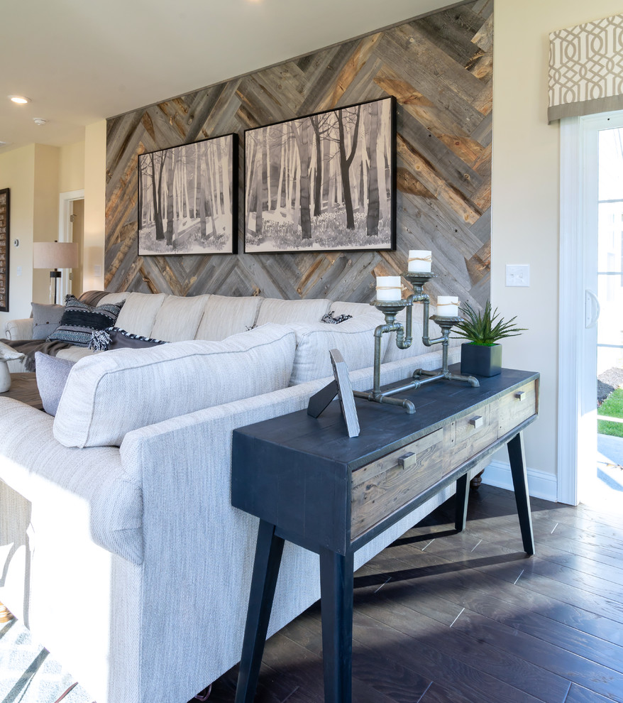 Idee per un soggiorno country di medie dimensioni e aperto con pareti beige, pavimento in legno massello medio, TV a parete e pavimento marrone