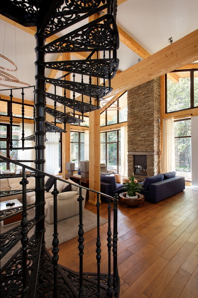 Пример оригинального дизайна: гостиная комната в современном стиле с стандартным камином, фасадом камина из камня и красивыми шторами