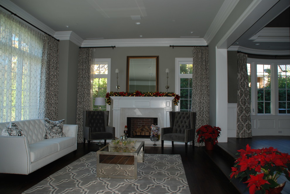 Immagine di un soggiorno tradizionale di medie dimensioni con sala formale, parquet scuro, camino classico e cornice del camino in legno