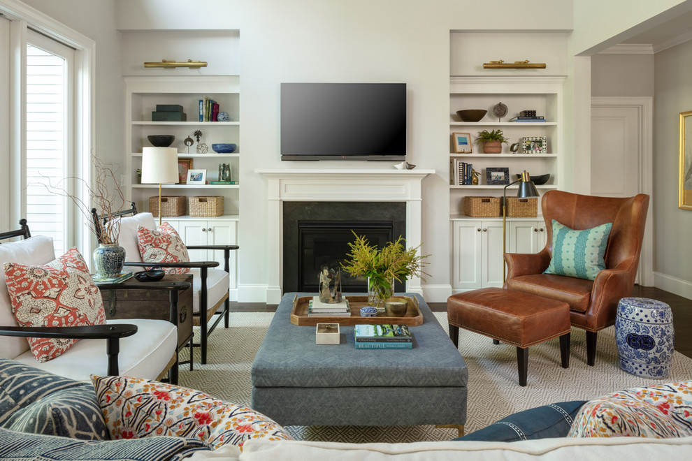 Immagine di un soggiorno chic con sala formale, pareti grigie, parquet scuro, camino classico, TV a parete e pavimento marrone