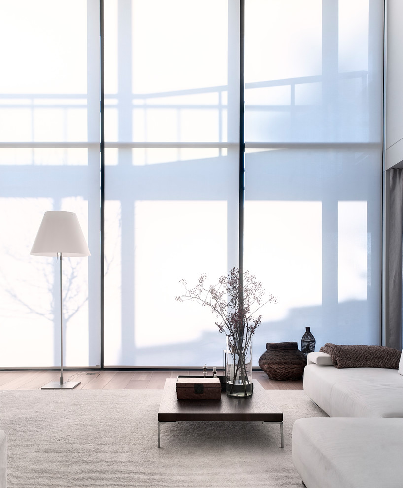 Imagen de salón para visitas cerrado moderno grande sin chimenea y televisor con paredes blancas y suelo de madera en tonos medios