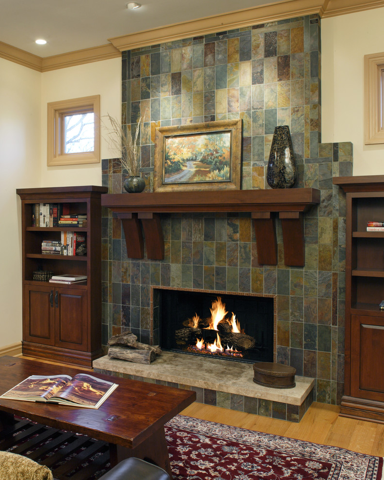 オマハにある高級な中くらいなトラディショナルスタイルのおしゃれなリビング (白い壁、淡色無垢フローリング、標準型暖炉、石材の暖炉まわり、テレビなし、ベージュの床) の写真