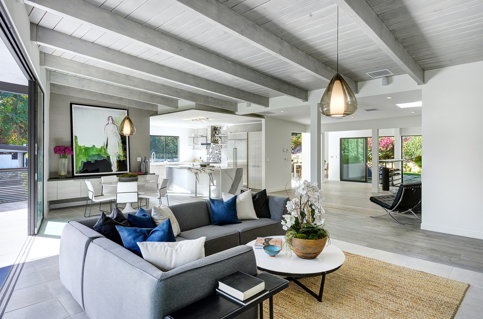 Mittelgroßes, Offenes Modernes Wohnzimmer mit weißer Wandfarbe, Keramikboden und grauem Boden in Los Angeles