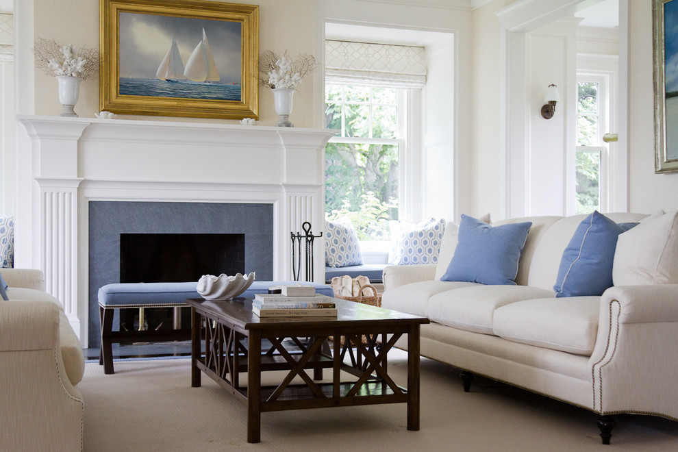 Repräsentatives Maritimes Wohnzimmer mit beiger Wandfarbe und Kamin in Boston