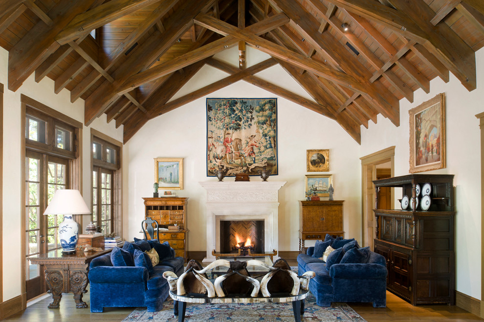 Repräsentatives, Offenes Klassisches Wohnzimmer mit beiger Wandfarbe, braunem Holzboden und Kamin in San Francisco