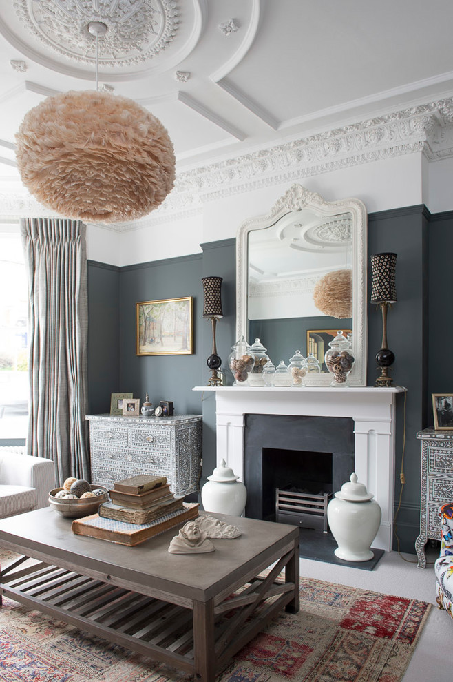 Inspiration för ett eklektiskt vardagsrum, med grå väggar, heltäckningsmatta och grått golv