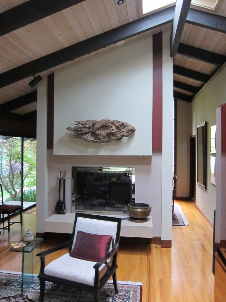 Asiatisches Wohnzimmer mit hellem Holzboden, Kamin und Kaminumrandung aus Stein in San Francisco