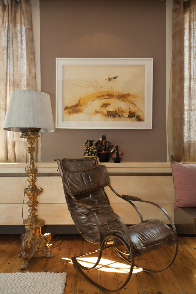 На фото: парадная, открытая гостиная комната среднего размера в стиле фьюжн с коричневыми стенами и горизонтальным камином