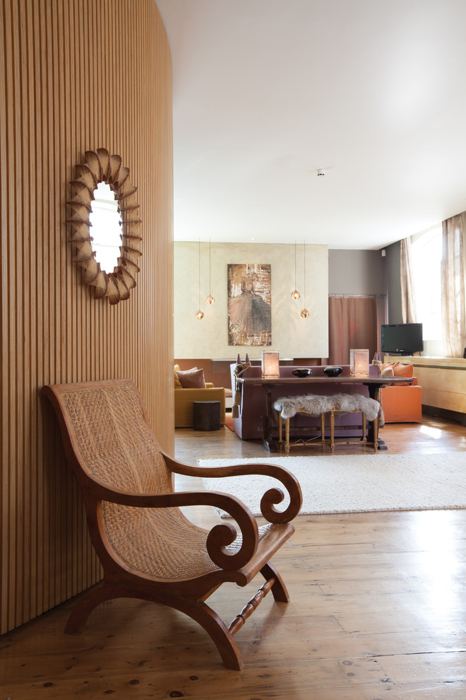 Cette photo montre un salon éclectique de taille moyenne et ouvert avec une salle de réception, un mur beige et un sol en bois brun.