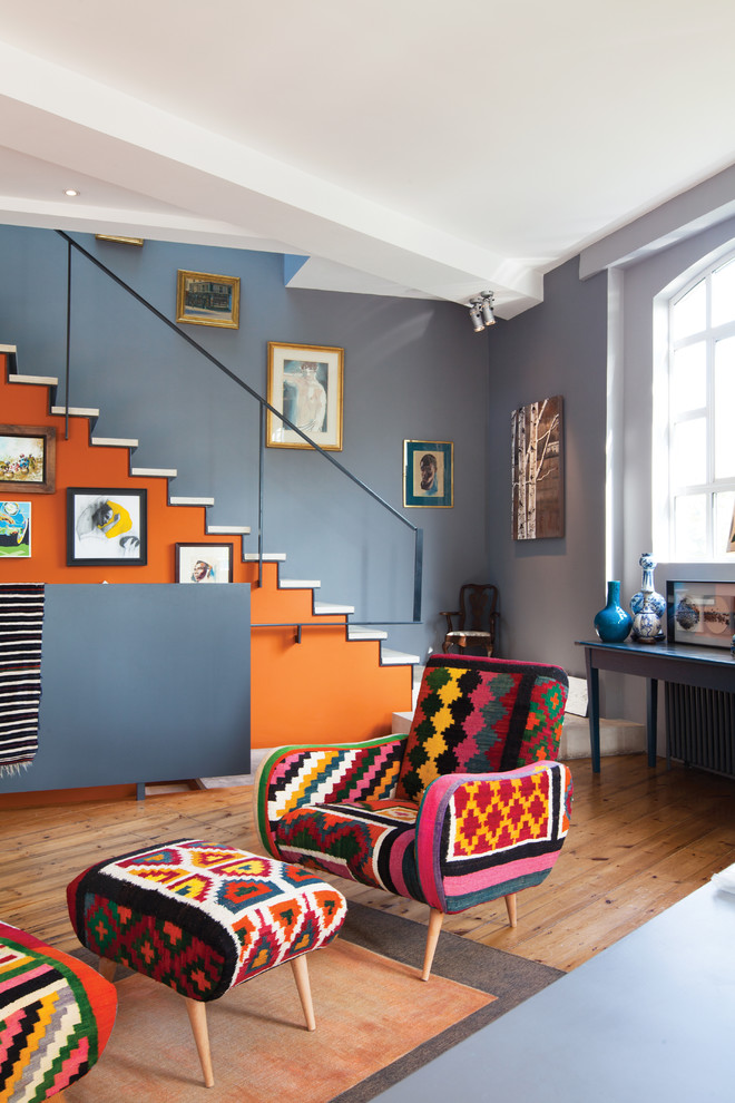 Foto de salón para visitas abierto bohemio extra grande con paredes multicolor y suelo de madera en tonos medios