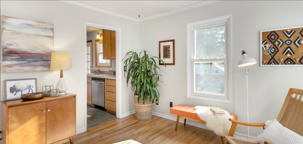 Mittelgroßes Retro Wohnzimmer mit grauer Wandfarbe und braunem Holzboden in Portland