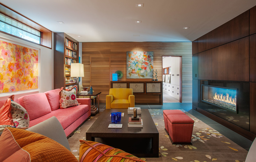 Стильный дизайн: гостиная комната в современном стиле с белыми стенами и двусторонним камином - последний тренд