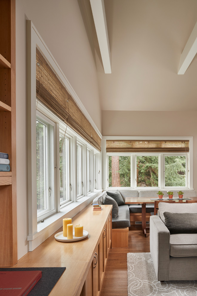 Ispirazione per un soggiorno design di medie dimensioni e aperto con sala formale, pareti beige, pavimento in legno massello medio e pavimento marrone