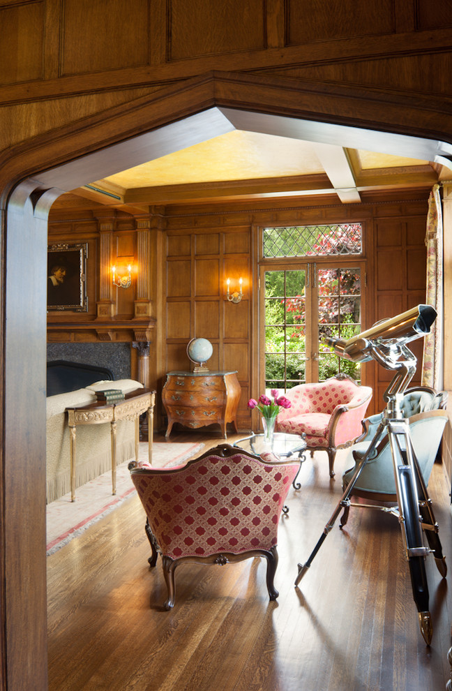 Стильный дизайн: парадная, изолированная гостиная комната в викторианском стиле - последний тренд