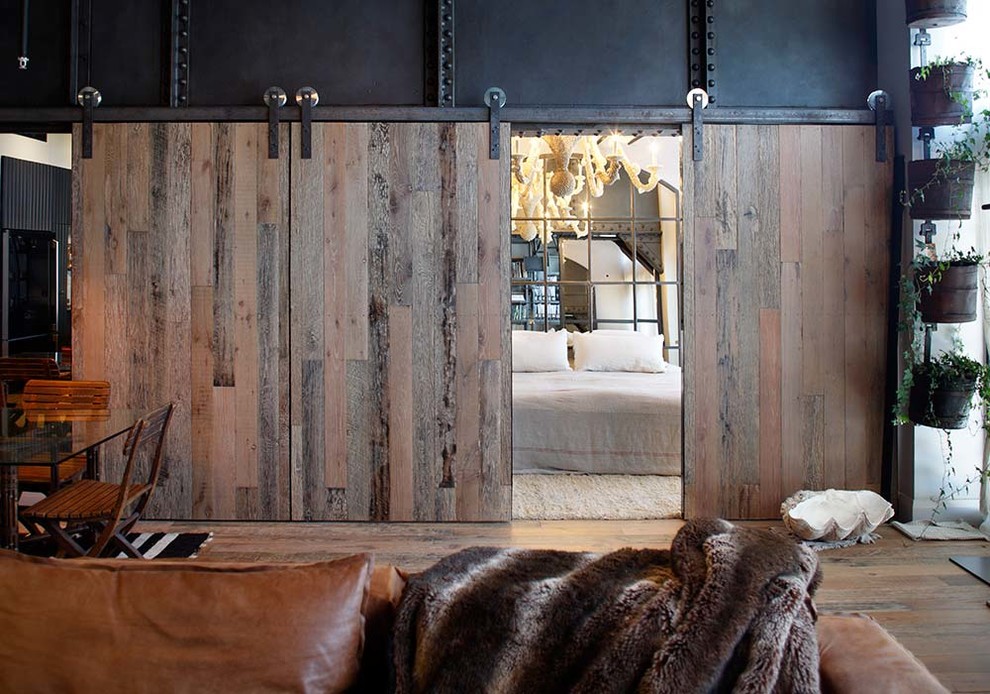 Cette photo montre un petit salon éclectique ouvert avec un mur noir et un sol en bois brun.
