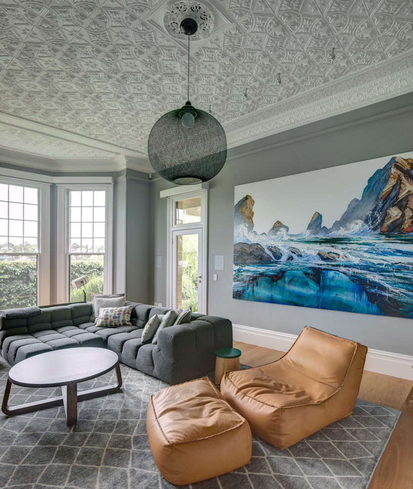 Abgetrenntes Klassisches Wohnzimmer mit grauer Wandfarbe, braunem Holzboden und braunem Boden in Sydney