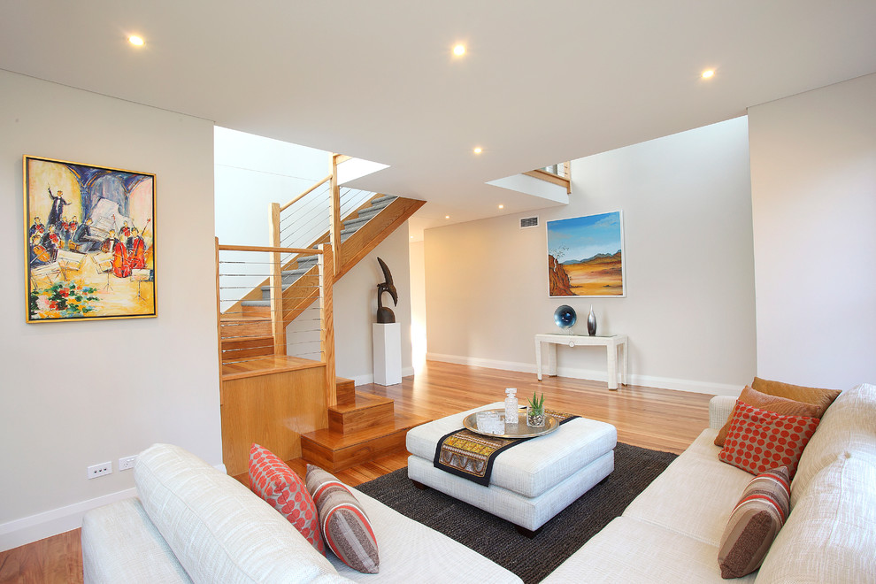 Mittelgroßes, Offenes Modernes Wohnzimmer mit beiger Wandfarbe und braunem Holzboden in Sydney