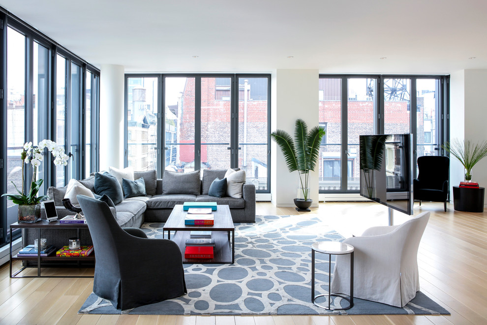 Großes, Repräsentatives, Offenes Modernes Wohnzimmer ohne Kamin mit weißer Wandfarbe und hellem Holzboden in New York