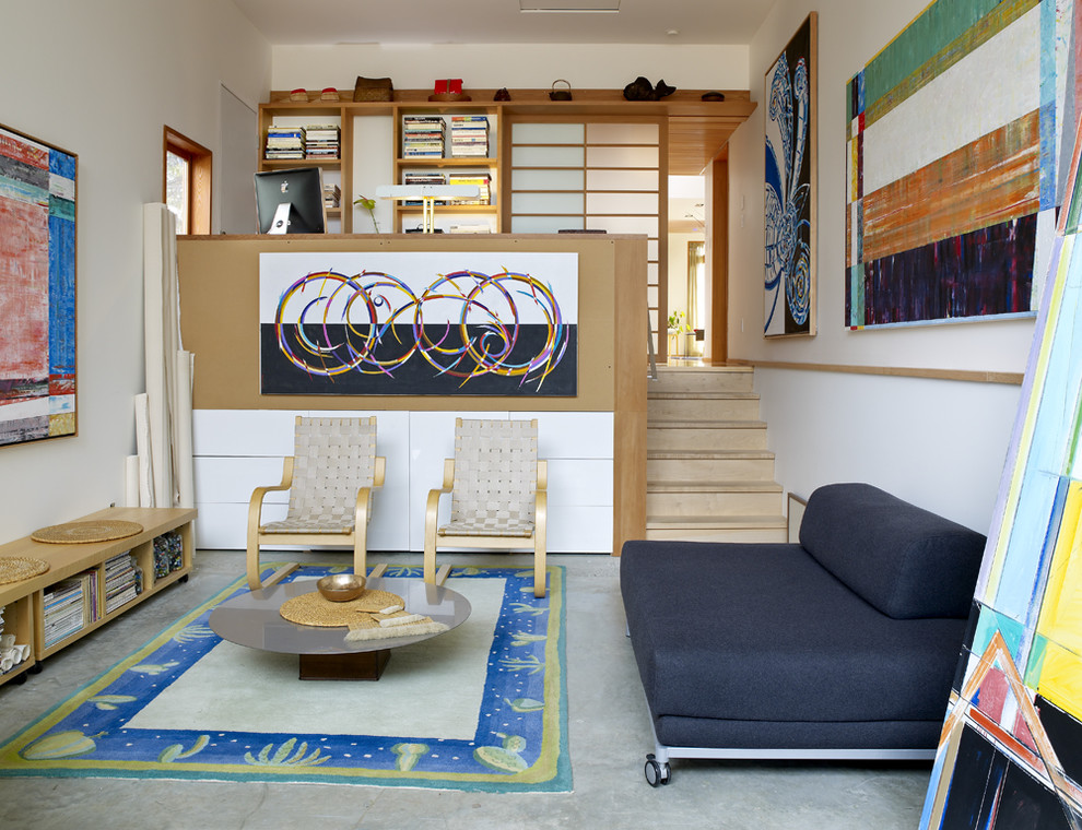Свежая идея для дизайна: маленькая гостиная комната в стиле модернизм с белыми стенами, бетонным полом и ковром на полу для на участке и в саду - отличное фото интерьера