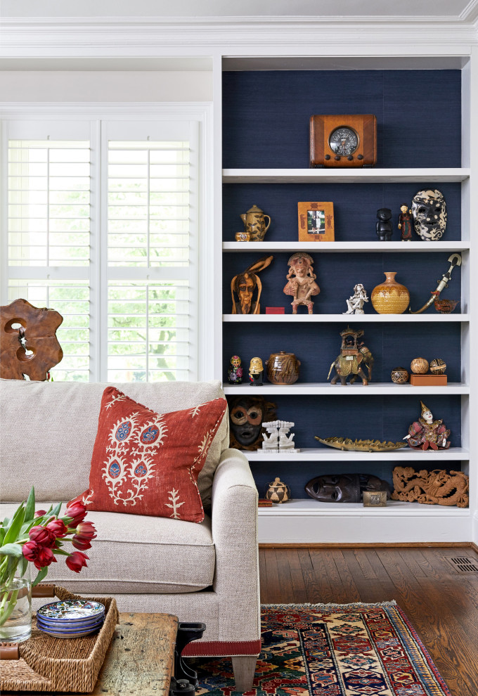 Modelo de salón cerrado clásico renovado de tamaño medio con paredes beige, suelo de madera en tonos medios y suelo rojo