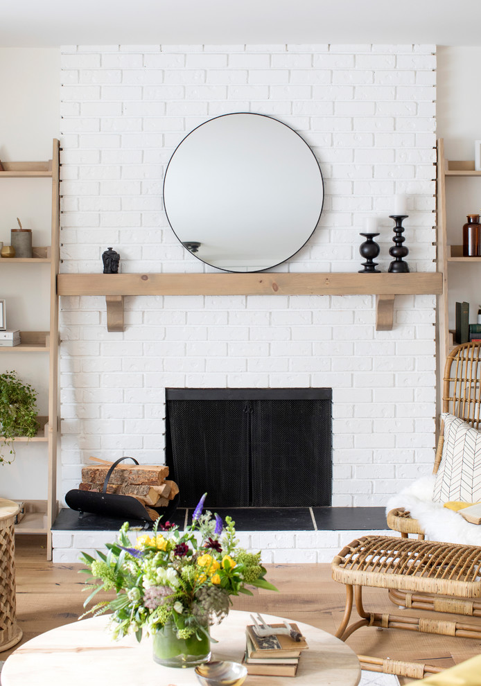Aménagement d'un salon classique avec un mur blanc, parquet clair, une cheminée standard, un manteau de cheminée en brique et un sol beige.