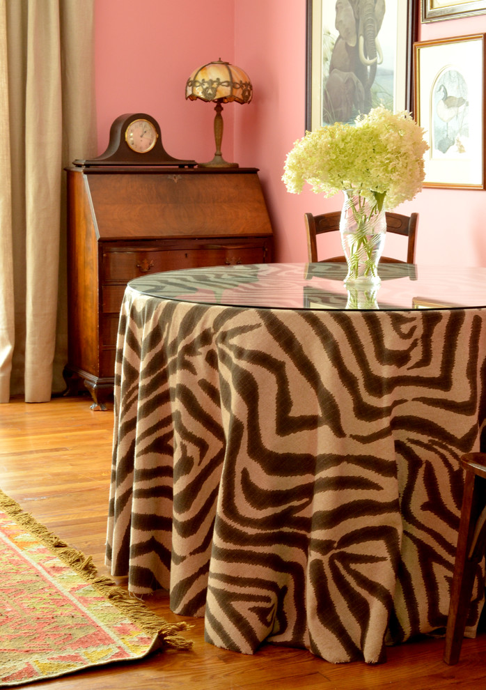 Immagine di un soggiorno tradizionale di medie dimensioni e chiuso con pareti rosa, pavimento in legno massello medio, nessun camino, nessuna TV e pavimento marrone