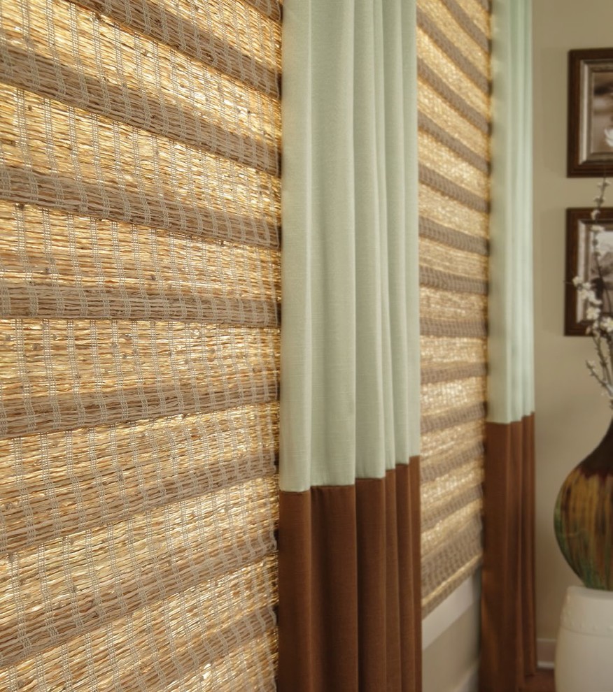 Ejemplo de salón cerrado tradicional renovado de tamaño medio con paredes beige y suelo de madera en tonos medios
