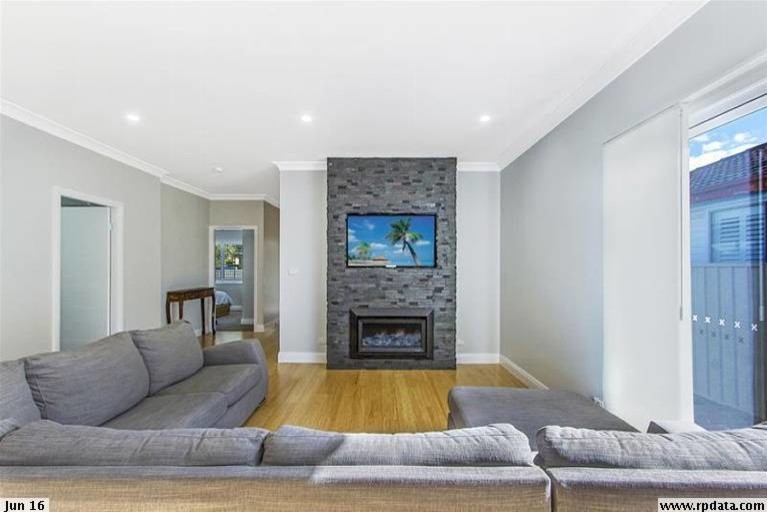 Mittelgroßes, Repräsentatives, Offenes Modernes Wohnzimmer mit grauer Wandfarbe, Bambusparkett, Kamin, gefliester Kaminumrandung und TV-Wand in Sydney