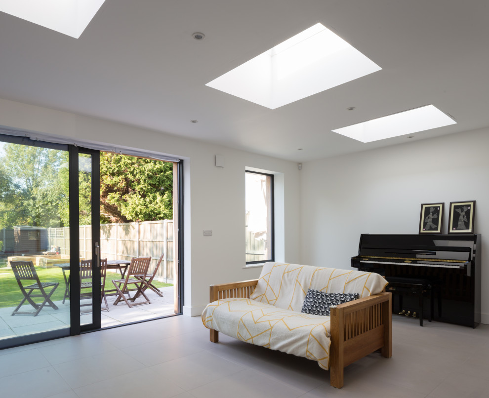 Источник вдохновения для домашнего уюта: гостиная комната среднего размера в современном стиле с музыкальной комнатой, белыми стенами, полом из керамической плитки и серым полом