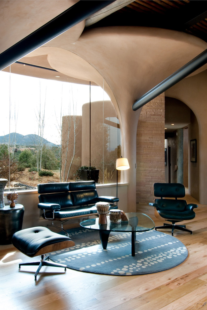 Offenes Mediterranes Wohnzimmer mit beiger Wandfarbe und Bambusparkett in Albuquerque