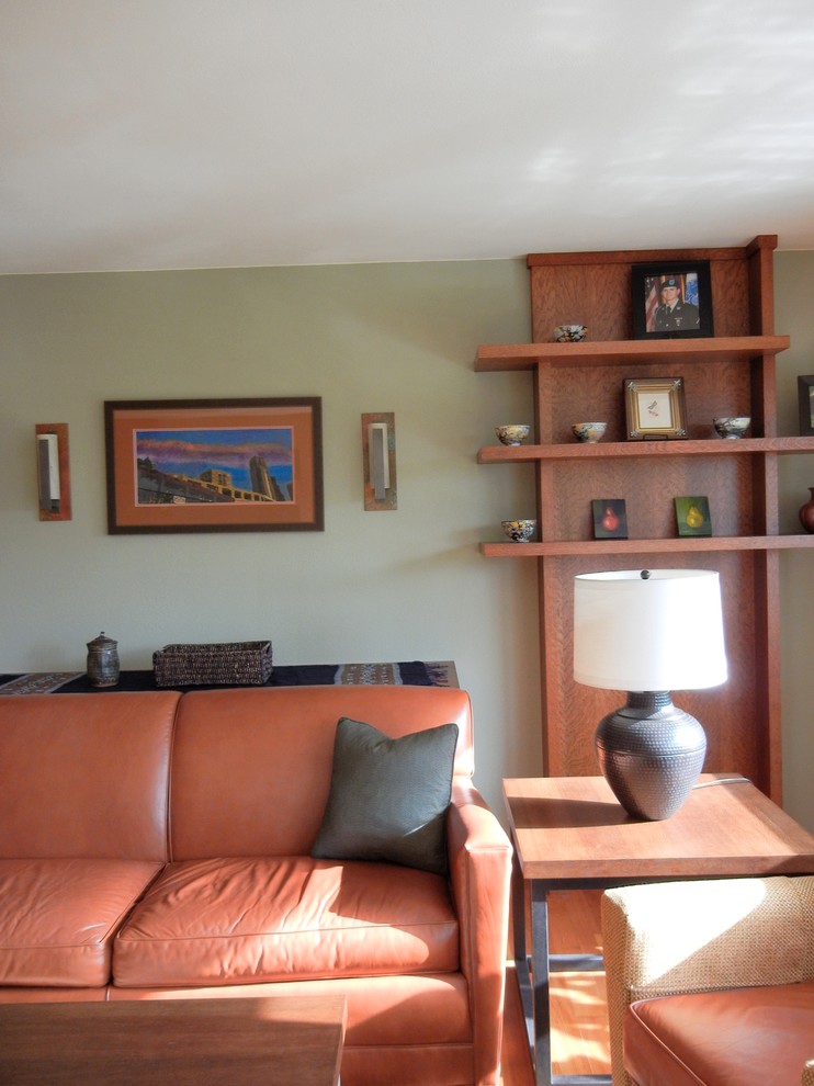 Foto di un soggiorno minimalista di medie dimensioni e chiuso con sala formale, pareti verdi e pavimento in legno massello medio