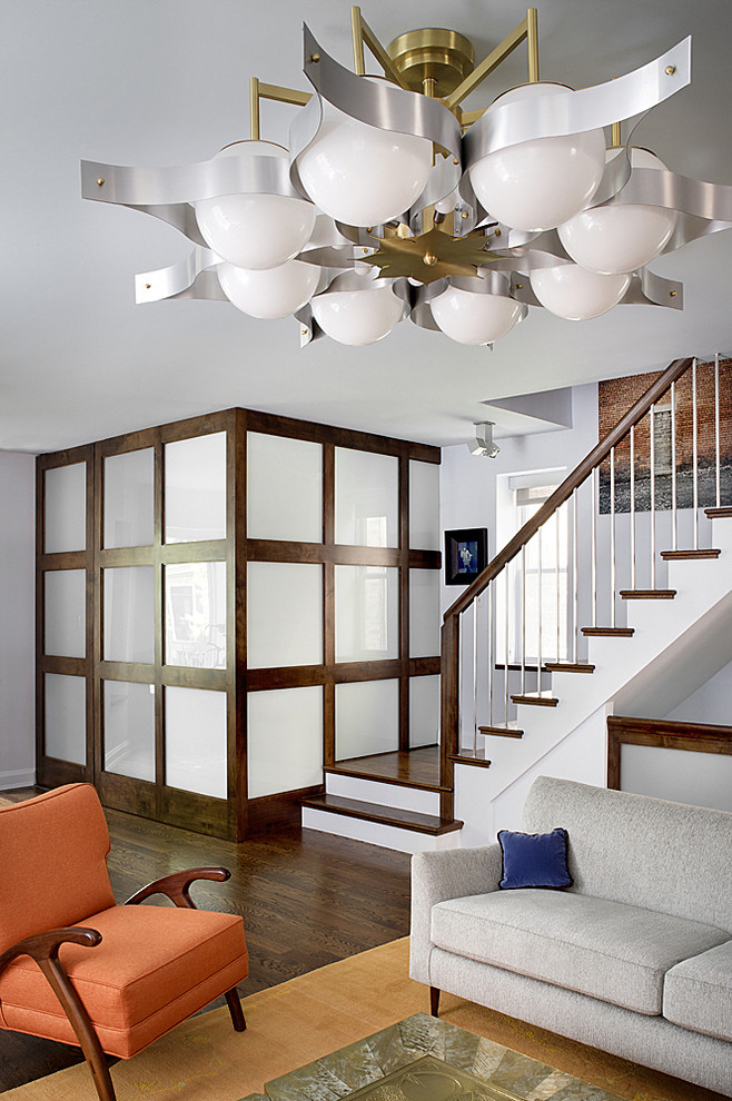 Idée de décoration pour un salon vintage avec un mur gris, parquet foncé et un escalier.