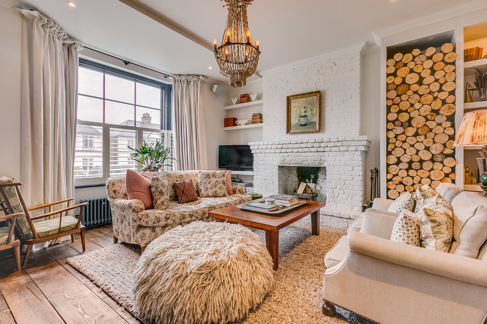 Mittelgroßes, Abgetrenntes Eklektisches Wohnzimmer mit weißer Wandfarbe, hellem Holzboden, Kamin, Kaminumrandung aus Backstein, freistehendem TV und braunem Boden in London