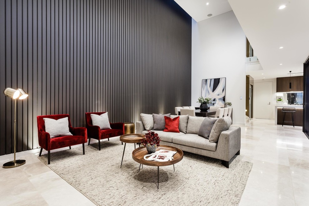 Стильный дизайн: парадная, двухуровневая гостиная комната среднего размера в современном стиле с белыми стенами, бежевым полом и акцентной стеной - последний тренд