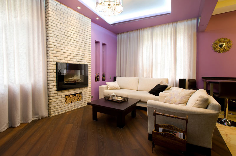Свежая идея для дизайна: большая парадная, открытая гостиная комната в современном стиле с фиолетовыми стенами, темным паркетным полом, стандартным камином и фасадом камина из кирпича без телевизора - отличное фото интерьера