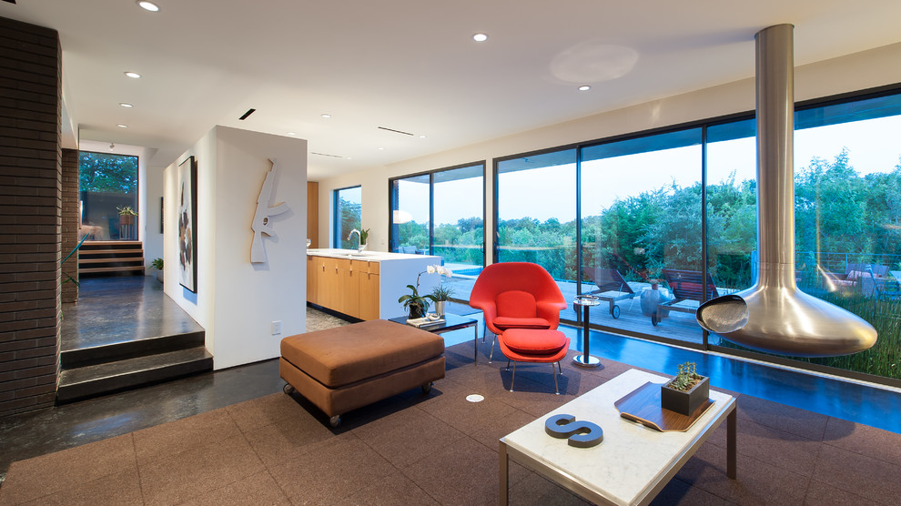 Стильный дизайн: открытая гостиная комната в стиле ретро с подвесным камином и белыми стенами - последний тренд