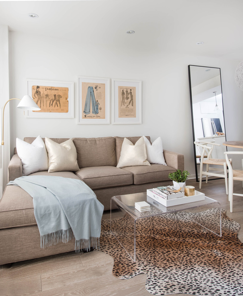 Offenes Klassisches Wohnzimmer mit weißer Wandfarbe, hellem Holzboden und beigem Boden in Toronto