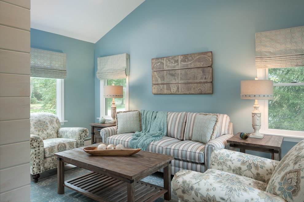 Inspiration för ett litet vintage separat vardagsrum, med blå väggar, ljust trägolv och beiget golv