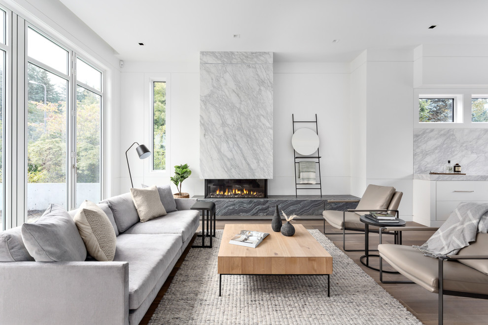 Стильный дизайн: изолированная гостиная комната среднего размера в современном стиле с белыми стенами, ковровым покрытием, подвесным камином и телевизором на стене - последний тренд