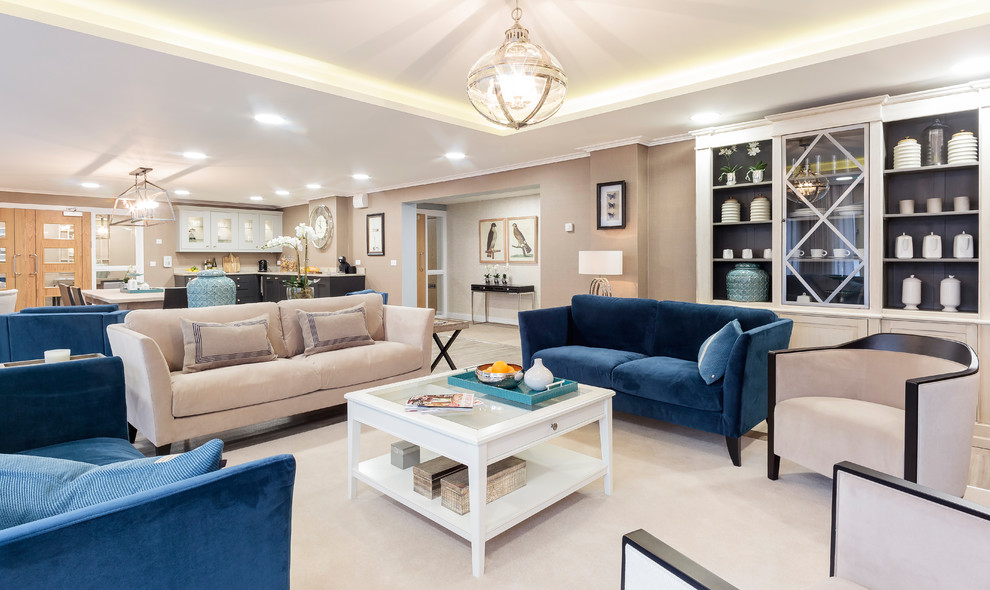 Fernseherloses, Offenes Klassisches Wohnzimmer mit Hausbar, brauner Wandfarbe und Teppichboden in Dorset