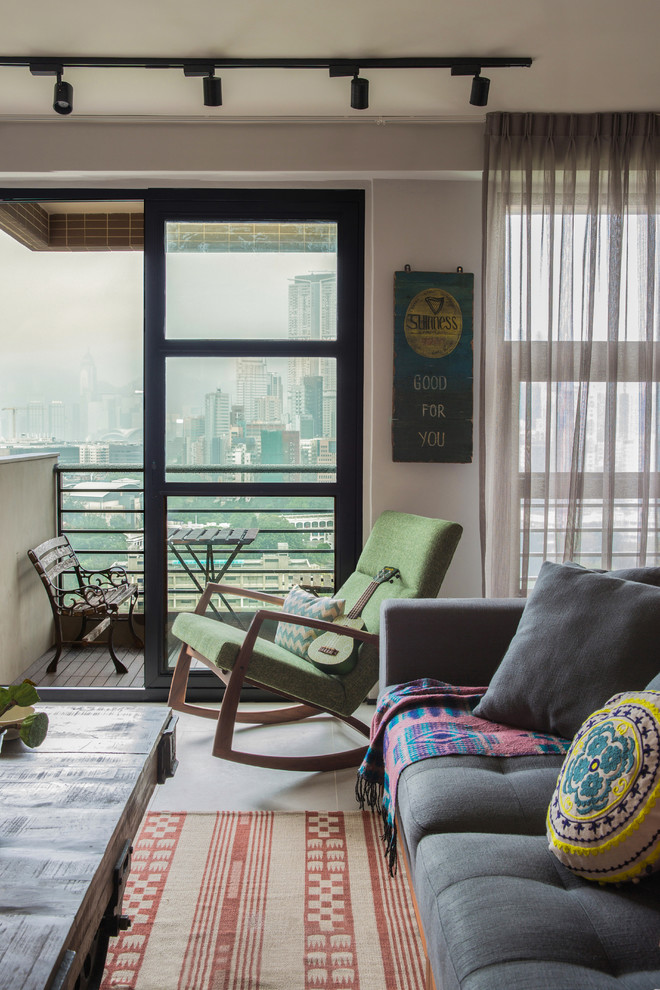 Industrial Wohnzimmer mit grauer Wandfarbe in Hongkong