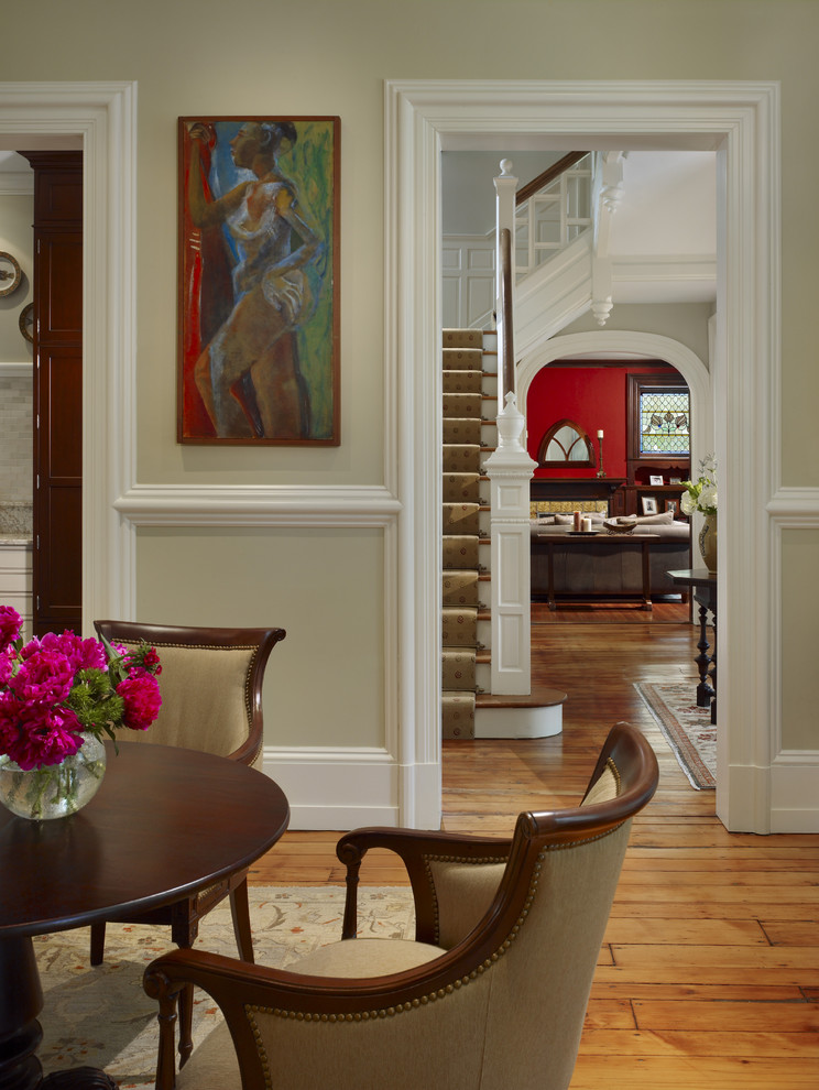 Klassisches Wohnzimmer mit beiger Wandfarbe in Philadelphia