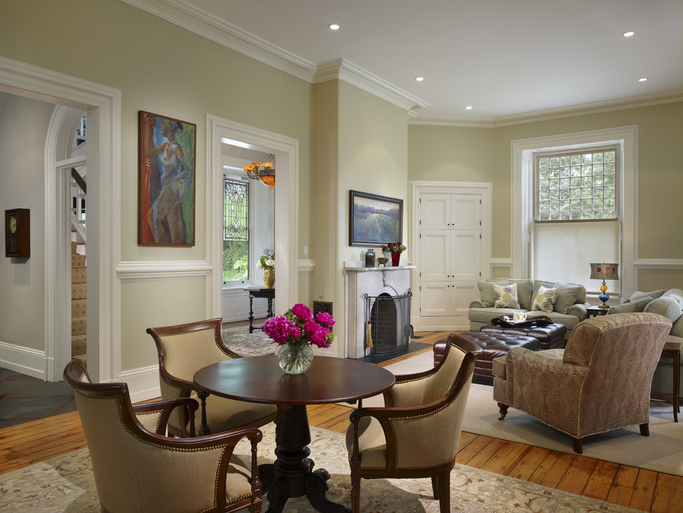 Klassisches Wohnzimmer mit beiger Wandfarbe, braunem Holzboden und Kamin in Philadelphia