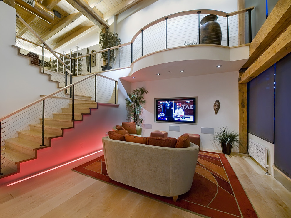 Пример оригинального дизайна: гостиная комната в стиле модернизм с белыми стенами и телевизором на стене