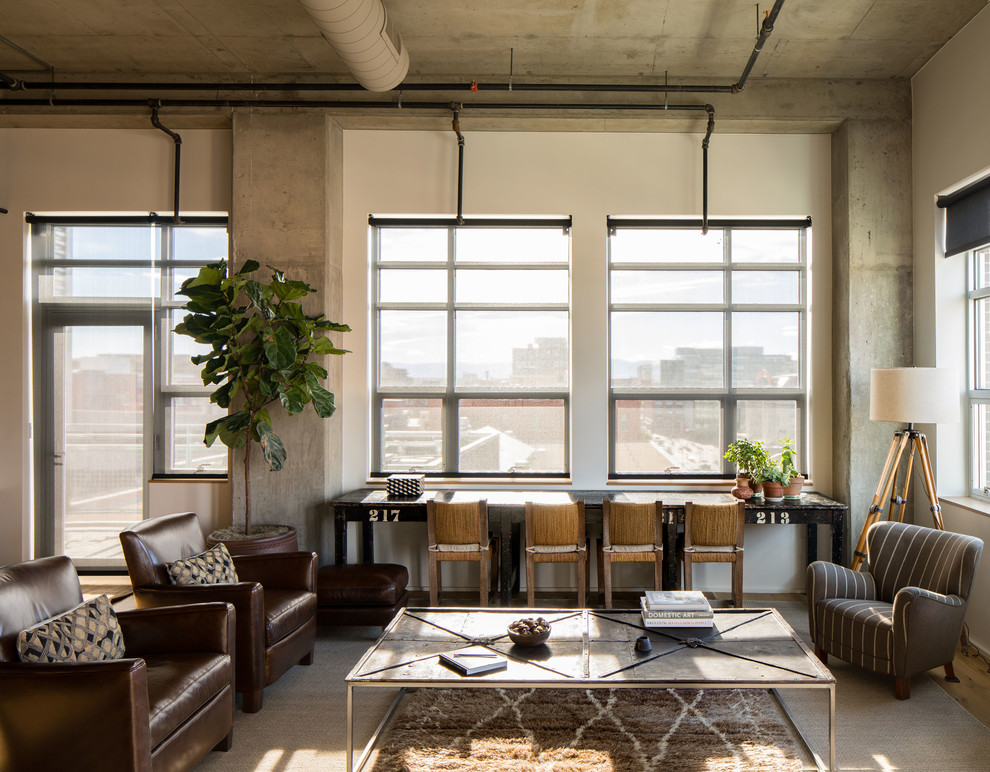 Offenes Industrial Wohnzimmer mit braunem Holzboden und weißer Wandfarbe in Denver