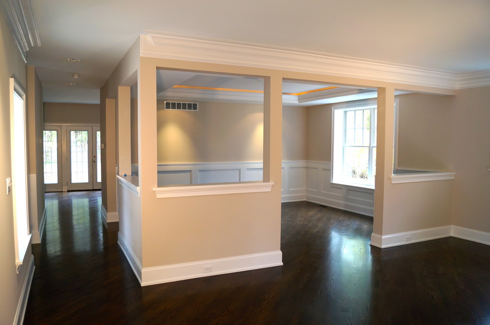 Foto di un grande soggiorno classico aperto con sala formale, pareti beige e parquet scuro